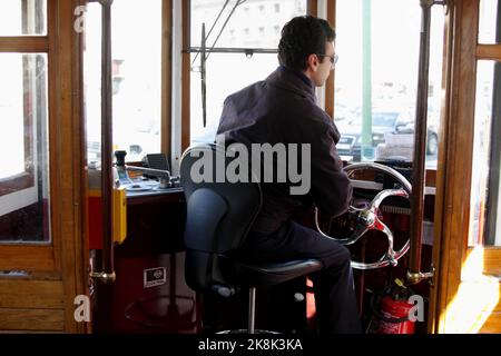 Straßenbahnfahrer, Lissabon, Portugal Stockfoto