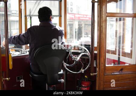 Straßenbahnfahrer, Lissabon, Portugal Stockfoto