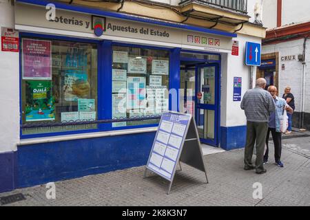 Offizielles staatliches Lotteriebüro, das Lotteriescheine in Cadiz, Spanien, verkauft. Stockfoto