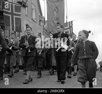 Ålesund 19480413: 100.-jähriges Jubiläum der Stadt Ålesund. Das Jubiläum wurde in vielerlei Hinsicht gefeiert, unter anderem mit einem großen Menschen- und Kinderzug durch die Stadt. Die strömenden Regenfälle dämpften die Partyatmosphäre nicht. Hier marschiert Nørvøy die Schulkapelle durch die Straßen.- Th. Ein kleiner hoffnungsvoller Rekrut in Strickjacke und nickt. Foto: Aktuell / NTB Foto: Stockfoto