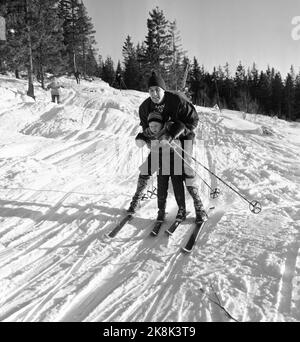 Hakadal 19630113 das neue Skigebiet Varingskollen wurde eröffnet, mit Sessellift, alpinen Loipen und Wanderwegen. Hier ist ein Vater, der seinem Sohn in der Abfahrt hilft. Foto: Thorberg / NTB / NTB Stockfoto