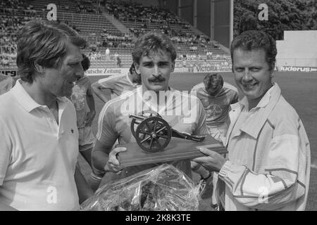 Krefeld, Deutschland. 19. Oktober 2012. ARCHIVFOTO: Stefan KUNTZ wird am 30. Oktober 2022 60 Jahre alt, Stefan KUNTZ, Deutschland, Fußballspieler, Mit Bayer Uerdingen erhält der Torjägerkanon als erfolgreichster Torschütze der vergangenen Saison, SW-Foto, vor dem Spiel Bayer Uerdingen - BW Berlin 2: 1 on 08/16/1986, © Credit: dpa/Alamy Live News Stockfoto