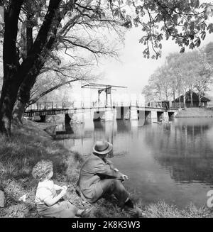 Fredrikstad 19590530 'Touristidylll aus dem Jahr 1567' die einzige erhaltene Festungsstadt der nordischen Region - erbaut im Regenschirm, heute eine große, friedliche Idylle - liegt in Fredrikstad. Die alte idyllische Windbrücke, die einst die einzige Verbindung der Altstadt mit der Außenwelt war. Mann und Kinder an der Brücke. Foto; Aage Storløkken / Aktuell / NTB NB! Foto wurde nicht behandelt! Stockfoto