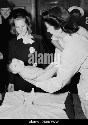 Oslo 19470503 - von der Gesundheitsstation Sagene im Jahr 1947. Hausfrauen mit Kindern auf Säuglingskontrolle, um über die richtige Ernährung und Anleitung in Säuglings- und Kleinkindpflege zu lernen. Die Task Control Station soll Krankheiten vorbeugen. Gymnastik ist auch erforderlich, wenn man klein ist, und dieser kleine Stecker scheint richtig zu sein. Foto: Skotaam Current / NTB Stockfoto