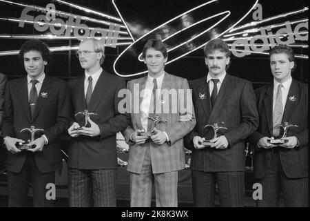 ARCHIVFOTO: Stefan KUNTZ wird 60 am 30. Oktober 2022, Stefan KUNTZ, 2. v.r., Deutschland, Der Fußballspieler Bayer Uerdingen erhält in Paris, 13. November 1986, den 'Goldenen Schuh' als Goalschuetze des Jahres in Deutschland SW- Recording, © Stockfoto