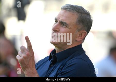 ARCHIVFOTO: Stefan KUNTZ wird 60 am 30. Oktober 2022, Stefan KUNTZ (Fußballtrainer), Geste, Einzelbild, zugeschnittenes Einzelmotiv, Porträt, Hochformat, Hochformat. Fußball 1. Bundesliga-Saison 2022/2023, Spieltag 1., matchday01, Eintracht Frankfurt - FC Bayern München 1-6. Am 5.. August 2022, DEUTSCHE BANK PARK Frankfurt. ? Stockfoto