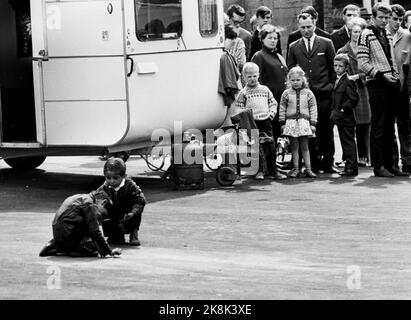 Oslo Juni 1968 Fast einhundert Zigeuner kamen im Frühjahr 1968 nach Oslo. Sie erhielten einen Platz auf dem Gasplot in Oslo East. Jeden Tag gibt es Menschen, die sie anschauen wollen. Zwei Kinder spielen vor einem Wohnwagen. Foto: Sverre A. Børretzen / Aktuell / NTB Stockfoto