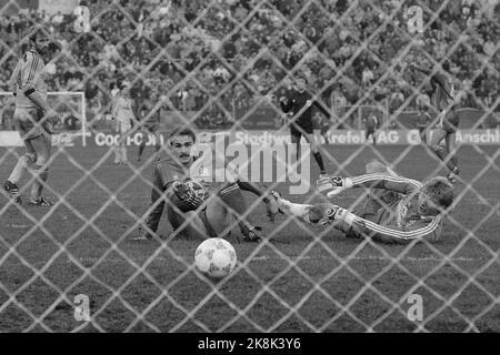 ARCHIVFOTO: Stefan KUNTZ wird 60 am 30. Oktober 2022, Stefan KUNTZ, Deutschland, Fußballspieler, Bayer Uerdingen, Action, erzielt am 13. Februar 1988 im DFB-Pokalspiel VfL Bochum - Borussia Mönchengladbach das Tor für 3:2 gegen den Torwart Wolfgang Teddy de BEER, Borussia Dortmund, 2: 2. S/W-Aufzeichnung, © Stockfoto