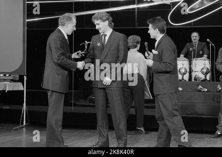 ARCHIVFOTO: Stefan KUNTZ wird 60 am 30. Oktober 2022, Stefan KUNTZ, withte, Deutschland, Der Fußballspieler Bayer Uerdingen erhält in Paris den Goldenen Schuh als Goalschuetze des Jahres in Deutschland, 13. November 1986 SW Foto, © Stockfoto