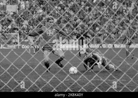 ARCHIVFOTO: Stefan KUNTZ wird 60 am 30. Oktober 2022, Stefan KUNTZ, Deutschland, Fußballspieler, Bayer Uerdingen, Action, erzielt am 13. Februar 1988 im DFB-Pokalspiel VfL Bochum - Borussia Mönchengladbach das Tor für 3:2 gegen den Torwart Wolfgang Teddy de BEER, Borussia Dortmund, 2: 2. S/W-Aufzeichnung, © Stockfoto