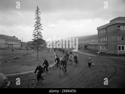 Mo i Rana 1955 Norsk Jernverk in Mo i Rana wird in Betrieb genommen. Hier endete der Arbeitstag mit den Arbeitern aus der Fabrik, die aus den Ätherzyklen stammen. Foto: Sverre A. Børretzen / Aktuell / NTB Stockfoto