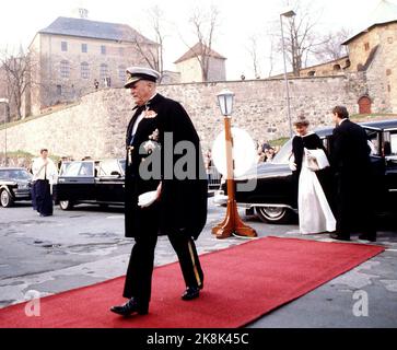 Oslo 19810505. Königin Elizabeth bei einem Staatsbesuch in Norwegen mit ihrem Mann Prinz Philip. Hier kommen die Royals zu einem Galadiner, zu dem Queen Elizabeth Sie an Bord von Britannia einlädt. König Olav kommt mit Kronprinzessin Sonja und Kronprinz Harald. Roter Teppich. Foto: Bjørn Sigurdsøn / NTB / NTB Stockfoto