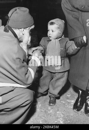 Oslo 195412 - Kinder treffen den Weihnachtsmann. Dieser kleine Junge ist ziemlich skeptisch, als der Weihnachtsmann ihn begrüßt. Weihnachtsmütze. Foto: Aage Storløkken / Aktuell / NTB Stockfoto