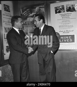 New York USA 19590121 amerikanische Premiere des Films 'Nine Liv' - die Geschichte des Kriegshelden Jan Baalsrud, von 1957, im Guild Theatre in New York. Hier begrüßt Louis de Rochemont III. (Sohn des Produzenten) Jan Baalsrud (Th) vor dem Theater vor der Premiere. Foto: NTB Physical Lok: NTB-Archiv Umschlag Nr. 1792 Baalsrud. Stockfoto