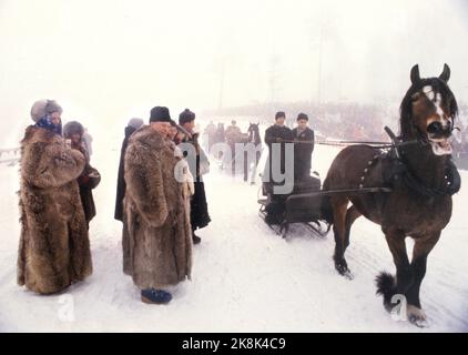 Oslo 19790309. König Olav mit Königin Margrethe von Dänemark in Holmenkollen. Hier in Wolfspelz. Foto: Vidar Knai / NTB Stockfoto