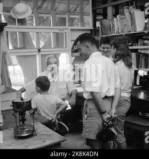 Gabun, Lambaréné, 1959. Hier befindet sich das 1913 gegründete Krankenhaus von Albert Scweitzer. Hier ist Dr. Albert Schweitzer (84) mit einigen 'Touristen' an seinem Schreibtisch im Krankenhaus zu sehen. Foto: Sverre A. Børretzen / Aktuell / NTB Stockfoto