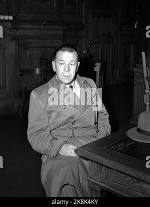 Oslo 19531110 Russia Prisoner gibt vor dem Osloer Bezirksgericht eine Erklärung ab. Otto Maritnius Larsen kam aus der Gefangenschaft in der Sowjetunion nach Hause. Hier im Osloer Bezirksgericht, um eine Erklärung im Zusammenhang mit seinem Bericht an die norwegischen Behörden in Schweden während des Zweiten Weltkriegs zu liefern Der Zweck des Verhörs war, zu enthüllen, wie der Bericht die Russen erreichen konnte. Foto: NTB / NTB Stockfoto