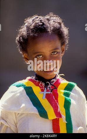 Äthiopien, Tigray; Porträt eines rastafari koptischen Kindes, gekleidet in äthiopischen Farben. Stockfoto