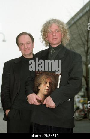 Oslo 19941201: Jan-Erik Ebbestad Hansen hat ein Buch über Odd Nerdrum und seine Kunst geschrieben. Hier sind Autor Hansen (v.v.) und Künstler Nerdrum auf dem Weg zur Pressekonferenz zur Präsentation des Buches. Foto: Jon Eeg Stockfoto