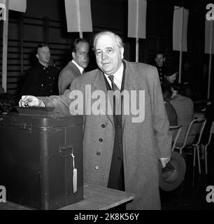 Oslo 19531012 die Parlamentswahlen 1953 waren die ersten Wahlen, nachdem die sogenannte Bauernabteilung aufgehoben wurde. Die Labour Party bekommt eine Mehrheit. Hier stimmt der Politiker Carl Joachim Hambro. Foto: NTB / NTB Stockfoto