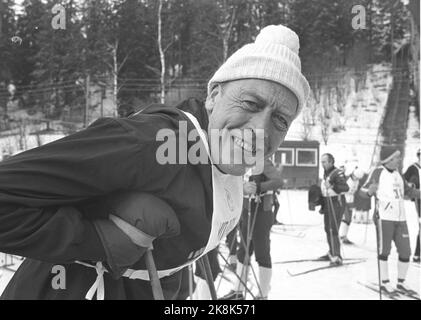 Oslo 19760312. Die Storting Vertreter Holmenkollrenn. Hier ist ein sanfter Premierminister Odvar Nordli mit einem Hut unter dem Skirennen. Foto: Oddvar Walle Jensen NTB / NTB Stockfoto