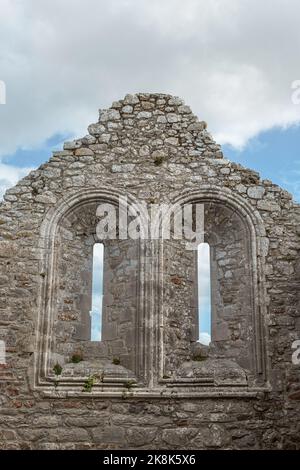 Zwei alte Fenster der Ruinen des Klosters Clonmacnoise in Offaly, Irland Stockfoto
