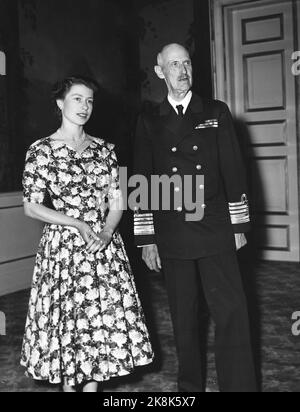 Oslo 19550624. Königin Elisabeth II. Bei einem Staatsbesuch in Norwegen mit ihrem Mann Prinz Philip. Hier ist das offizielle Bild von der Vogelfabrik auf dem Schloss. Königin Elizabeth und König Haakon. Kleid mit Blumenmuster, hart. Foto: NTB / NTB Stockfoto