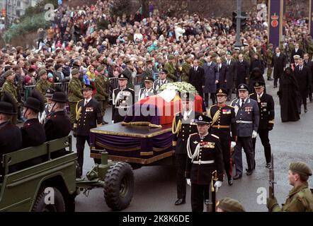 Oslo 19910130. Beerdigung von König Olav V. Von der Prozession mit der Bahre von König Olav, die von einem Militärfahrzeug aus der Osloer Kathedrale gezogen wurde, zur Festung Akershus, wo der König in Sarkofag im Schloss Akershus ruhen wird. Foto: Jon Petrusson NTB / NTB Stockfoto