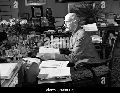 Oslo 19510526: König Haakon VII. Fotografierte auf dem Schloss an seinem Schreibtisch. Foto: NTB / NTB Stockfoto