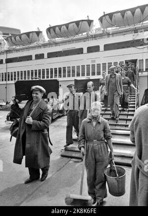 Newcastle, England Mai 1956. Das neue Flaggschiff der norwegisch-amerikanischen Linie MS 'Bergensfjord' wird vor Virgo nach Norwegen vorbereitet. Hier verlassen lokale Arbeiter das Schiff, das in der Werft Swan, Hunter & Wigham Richardson in Newcastle-upon Tyne, England gebaut und vorbereitet wird. Foto: Sverre A. Børretzen / Aktuell / NTB Stockfoto