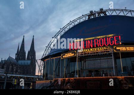 Der Dom und das Theater Musical Dome, Köln, Deutschland. Der Dom und das Zelttheater Musical Dome, Köln, Deutschland. Stockfoto