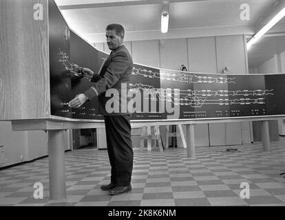 Oslo 19660427 die Arbeiten an der neuen U-Bahn-/Tunnelstrecke im Raum Oslo nähern sich der Fertigstellung. Hier aus dem Kontrollraum der U-Bahn, wo der Verkehr überwacht wird. Foto: NTB / NTB Stockfoto