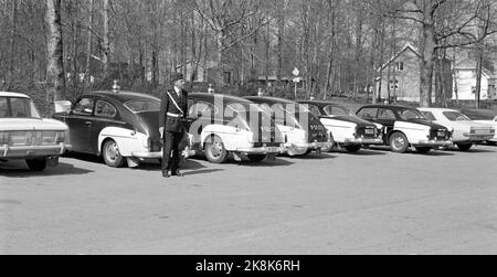 1969-05-12 "die Polizei versucht neue Straßen". Makan zur Beherrschung des Beschleunigers wurde auf den Straßen in Vestfold noch nie registriert. Aber dann war auch die großräumige Kontrolle der Polizei, die Operation Sample County genannt wurde, sowohl in der lokalen als auch in der Hauptpresse gründlich im Voraus. Polizeiautos parkten in einer Reihe. Foto: Aage Storløkken / Aktuell / NTB Stockfoto