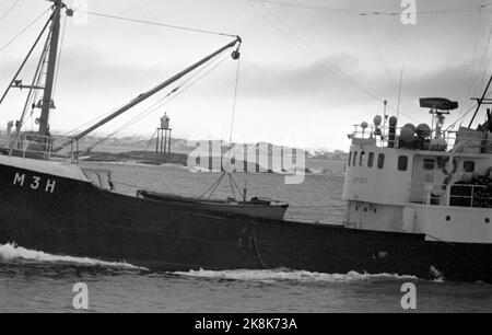 19690322. 'Das schwärzeste Heringsjahr'. Das Ergebnis der diesjährigen Winterheringfischerei ist das schlimmste, das wir in diesem Jahrhundert hatten. Aber nicht nur die natürliche Basis, der Hering, ist gescheitert. Die Entwicklung der Heringflotte hat ohne Ziele und Management stattgefunden. Wenn sich diese Entwicklung fortsetzt, werden einige dieser Boote in kurzer Zeit unter den Auktionshammer kommen. Der Angelskate 'Jøkul' mit zwölf Männern steht auf dem Meer nördlich von Kristiansund und wartet auf den großen Hering. Foto: Sverre A. Børretzen / NTB Stockfoto