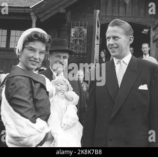 Oslo 19621004. In der Holmenkollenkapelle taufen Prinzessin Estad und Johan Martin Ferner ihre Tochter Cathrine. Hier ist eine sanfte Fährenfamilie nach der Taufe außerhalb des Kappellet mit König Olav (Mitte). Foto: Ivar Aaserud Current / NTB Stockfoto