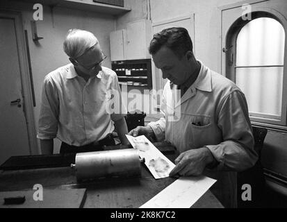 Oslo 17 November 1962 "Eine Bank wird ausgeraubt" wie funktioniert der moderne Detektiv? Wie funktioniert das Kriminalpolizeizentrum, wenn eine Bank ausgeraubt wird? Hier; untersuchte Handabdrücke. Foto: Ivar Aaserud / Aktuell / NTB Stockfoto