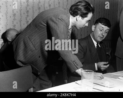 1952 Oslo. Treffen im norwegischen Schriftstellerverband im Restaurant Georges. Hier. Steht der Texter Paal Brekke und spricht mit dem Autor Torolf Elster Foto: Odd Nicolaysen / Current / NTB Stockfoto