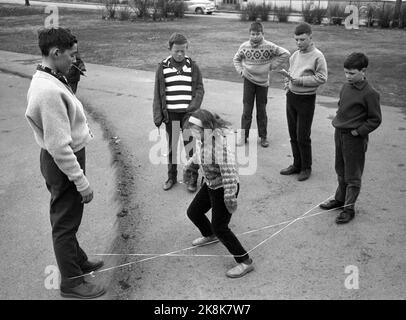 Oslo 196404 Kinder bei Marienlyst in Oslo springen auf Strick, sowohl Jungen als auch Mädchen. Stud. Mag. Art. Åse Astrup (Åse Enerstvedt) sammelt als erstes im Land Material für einen Master-Abschluss über norwegisches Outdoor-Kinderspielzeug. Foto Sverre A. Børretzen / Aktuell / NTB Stockfoto