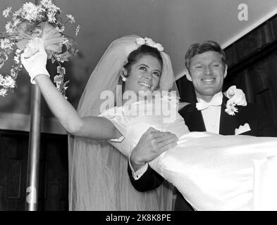 Oslo 19690830. Die Künstlerin Wenche Myhre und Torben Friis-Möller heirateten in der Grefsener Kirche. Hier sehen wir das glückliche Brautpaar nach der Hochzeit. Brautstrauß mit Klerus. Foto: NTB Archive / NTB Stockfoto