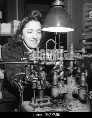 Oslo 19460126. Glühbirnenproduktion in der Fabrik Luma des Genossenschaftsverbandes in Oslo. Die Fabrik ist eine der größten des Landes und produziert täglich ca. 5000 Glühlampen. Auf dieser Maschine kommen Gasflammen, die das Glas weich und empfänglich für die Metallausrüstung machen. Foto: Skotaam Current / NTB Stockfoto