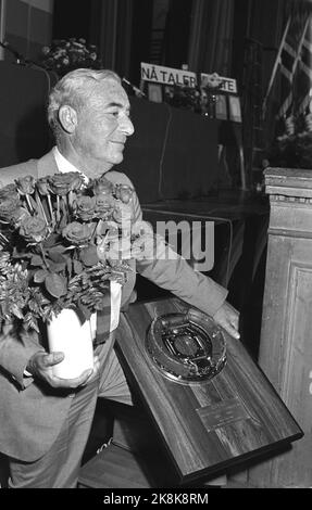Oslo 19840826. Rechtsgerichtete nationale Sitzung. Der Vorsitzende Jo Benkow mit Blumen und Geschenken während des nationalen Treffens von Høyre zu bestreiten. Foto: Henrik Laurvik NTB / NTB Stockfoto