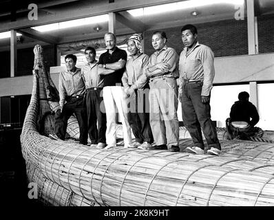 Oslo 19730801. Das Papyrus-Boot RA II wurde nach der Expedition von fünf Indianern, die die Arbeit geleistet haben, restauriert. Hier sehen wir sie an Bord von RA II mit Thor Heyerdahl in der Mitte. Foto: NTB / Archiv Stockfoto