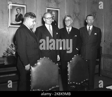 Oslo 19490129 die Führer der nordischen Länder treffen sich in der Militärgesellschaft, um eine nordische Verteidigungskooperation zu erreichen. Der Plan wird am 29/1. Hier die vier Außenminister. Von V: Bjarni Benediktsson, Island, Halvard lange, Norwegen, Østen Undén, Schweden und Gustav Rasmussen, Dänemark. Foto: SV. A. Børretzen / Aktuell / NTB Stockfoto