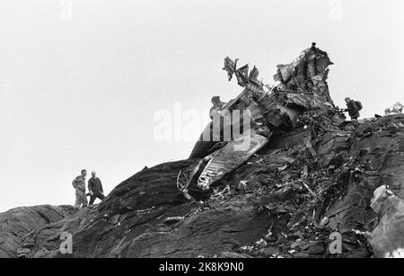 Die Ryfylke Mountains 196108 stürzte am 9. August ein britisches Flugzeug vom Typ Vickers Viking der Fluggesellschaft Cunard Eagle Airways, Holteheia, Ryfylkeheiene ab. Alle 39 an Bord gingen um. 34 von ihnen waren britische Schulkinder auf dem Weg in den Urlaub in Norwegen. Hier das Fliegengitter, das nach Toten gesucht wird. Foto: Aaserud / Aktuell / NTB Stockfoto