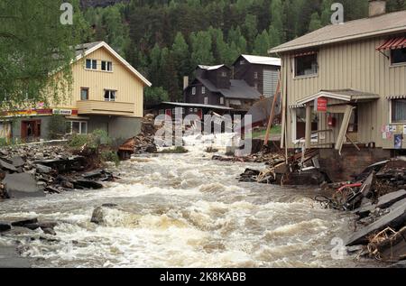 Dreizehn. Flutkatastrophe in Ostnorwegen. Aufgrund von Schneeschmelze und Regen ist Ostnorwegen von Überschwemmungen und Überschwemmungen betroffen. Das Ergebnis ist eine enorme Zerstörung von Kulturflächen und Gebäuden. Das Bild: Große Zerstörung in Tretten in Gudbrandsdalen, nachdem der Seitenfluss Moksa ein neues Rennen durch das Zentrum gefunden hat. Auf dem Bild sehen wir mehrere gebrochene Gebäude, in denen der Fluss den Weg gebrochen hat. - - Das Bild beträgt ca. 48 MB - - Foto: Per Løchen / NTB / NTB Stockfoto