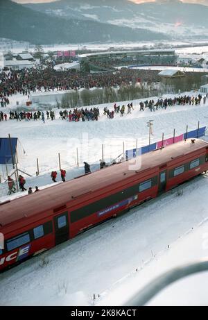 Kvitfjell 19940217. Olympische Winterspiele in Lillehammer. Das Publikum auf Super G. Übersicht, Umwelt. Der Zug hält an der Arena in Kvitfjell. Foto: Jan Greve / NTB Stockfoto