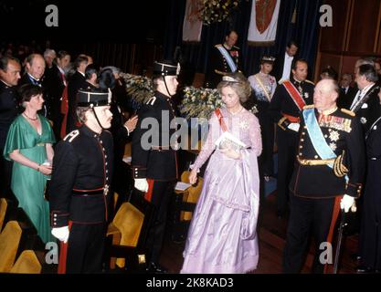 Oslo 198204 14-16 das spanische Königspaar König Juan Carlos und Königin Sofia bei einem offiziellen Besuch in Norwegen. Hier von einer Party-Performance im Konzertsaal. Königin Sofia (Mitte), König Olav, König Juan Carlos, Kronprinzessin Sonja und Kronprinz Harald. Foto: NTB / NTB Stockfoto