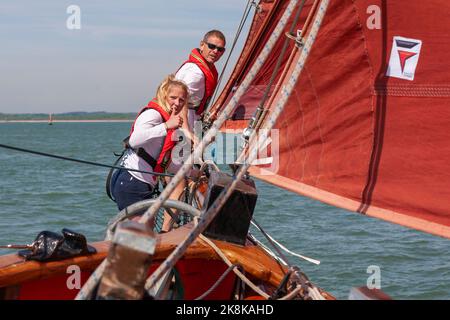 Die Crew arbeitet an Bord des traditionellen Gaffelschneiders „Jolie Brise“ in Solent, Hampshire, Großbritannien, am Bugsprit Stockfoto