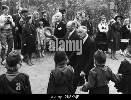 Lillehammer 19590608. König Olav eröffnet „die alten Werkstätten“ in „die Sandvigske-Sammlungen“ in Maihaugen. König Olav begrüßt seinen Hut. Foto: NTB Stockfoto