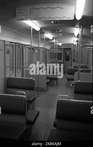 Oslo 19660427 die Arbeiten an der neuen U-Bahn-/Tunnelstrecke im Raum Oslo nähern sich der Fertigstellung. Blau. Die Lambertseterbanen werden als U-Bahn zum Bergkristall eröffnet und die alten Straßenbahnen durch die neuen roten U-Bahn-Waggons ersetzt. Hier Innenräume von einem der neuen Zugsätze Foto: NTB / NTB Stockfoto